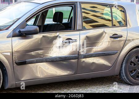 Coche Con El Guardabarros Dañado Estacionado En El Lado De La Calle De La  Ciudad. Concepto De Seguridad Vial Y Seguro De Vehículos Imagen de archivo  - Imagen de pérdida, golpe: 237687851