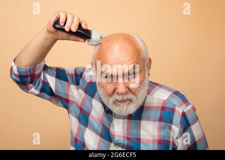 Recortes de pelo de hombre gris. Hombre calvo peinados, la calvicie madura  y el concepto de la pérdida del pelo Fotografía de stock - Alamy