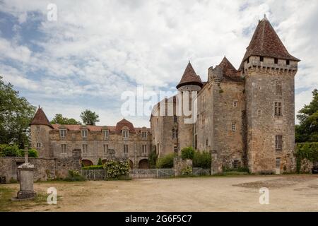 Chateau de la Marthonie en el pueblo Saint-Jean-de-Côle en Francia Foto de stock