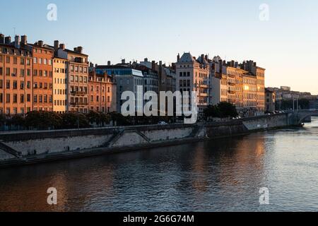 Lyon (Francia), 2 de julio de 2021. Vista del Vieux Lyon con fachadas de edificios en los muelles de la Saône.