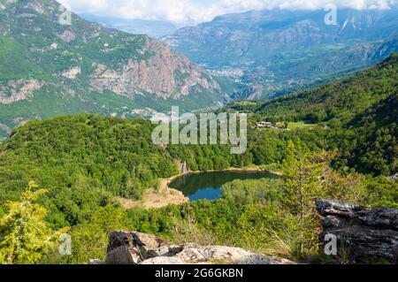 Vista aérea panorámica del valle del río Dora Baltea con el bonito y pequeño lago Villa en el camino de montaña Monte Rosa Randò Foto de stock