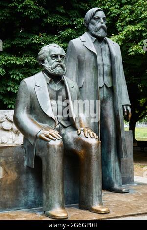 Denkmal für Karl Marx und Friedrich Engels, von Ludwig Engelhardt, Teil von dem Skulpturenensemble Marx-Engels-Denkmal, Marx-Engels-Forum, Berlín MIT Foto de stock