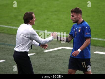 El gerente italiano Roberto Mancini saluda a Ciro inmóvil durante el partido de semifinal de la UEFA EURO 2020 en el estadio de Wembley, Londres. Fecha de la foto: Martes 6 de julio de 2021. Foto de stock