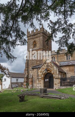 La iglesia de San Jorge el mártir en el pueblo de Wootton, Northampton, Reino Unido; las primeras partes datan del siglo 13th. Foto de stock