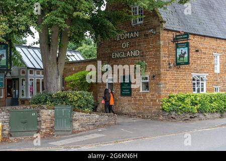 El Yeoman de Inglaterra, un tradicional pub village, Wootton, Northampton, Reino Unido Foto de stock