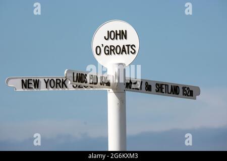 Cartel turístico en John'O Groats, Caithness Escocia, el lugar más habitado al norte en el continente británico. Foto de stock