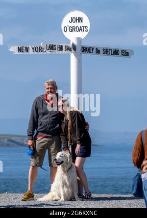 Cartel turístico en John'O Groats, Caithness Escocia, el lugar más habitado al norte en el continente británico. Foto de stock