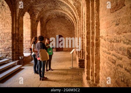 Visitantes en el atrio de la colegiata de Sant Vicenç de Cardona (Bages, Barcelona, Cataluña, España)