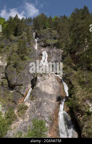 Sulzer Wasserfall cascada de 114 metros de altura, Berchtesgaden, Baviera, Alemania Foto de stock