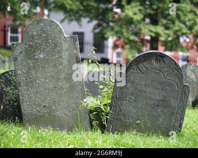 Imagen de dos lápidas tomadas en el terreno de enterramiento de Copps Hill en el centro de Boston. Foto de stock