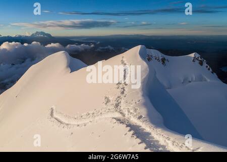 Vista desde la cima de la montaña Huayna Potosí (6088 m) en Bolivia Foto de stock