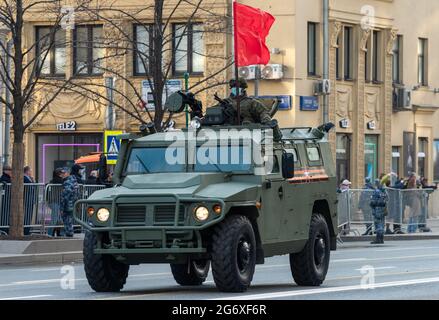 30 de abril de 2021 Moscú, Rusia. Tiger blindado coche en la calle Tverskaya en Moscú. Foto de stock