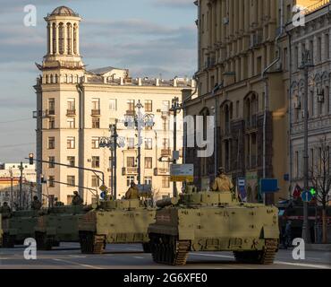 30 de abril de 2021 Moscú, Rusia. Equipo militar en la calle Tverskaya de Moscú. Foto de stock