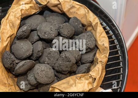 Bolsa de carbón sin humo premium para fuego de barbacoa Fotografía de stock  - Alamy