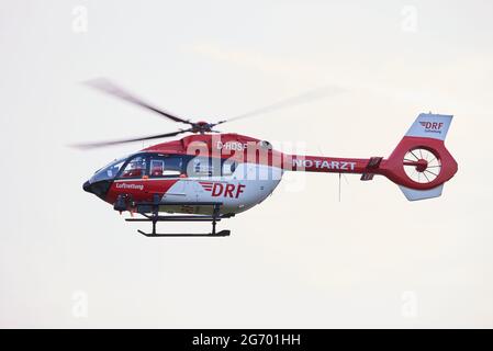 SIEGELSDORF, ALEMANIA - MAYO de 23 2021: DRF Luftrettung Airbus Helicopter H145, helicóptero de emergencia