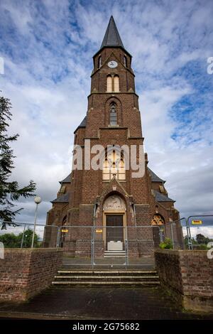 Manheim, NRW, Alemania, 07 05 2021, iglesia en Manheim, una aldea que está siendo demolida para la minería de lignito a cielo abierto Foto de stock