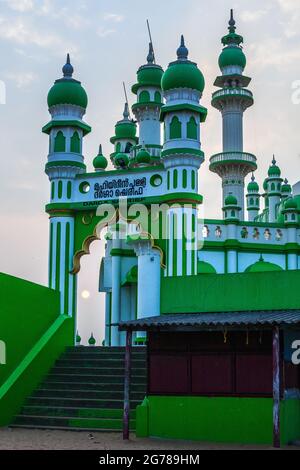 Cerca de los minaretes verdes de la mezquita de Darga Sherief al amanecer, Vizihinjam, Kovalam, Kerala, India Foto de stock