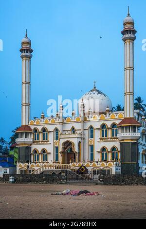 Vista a primera hora de la mañana de la pintoresca mezquita Jama Masjid con cielo azul, Kovalam, Vizhinjam, Kerala, India Foto de stock