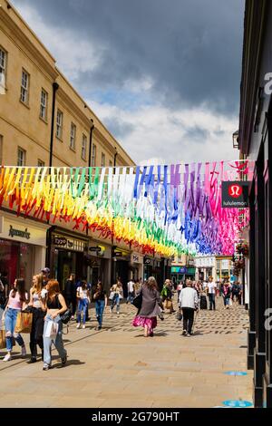 Cintas de apoyo para el orgullo gay LGBT sobre St Lawrence Street, la ciudad romana de Bath, Somerset, Inglaterra Foto de stock