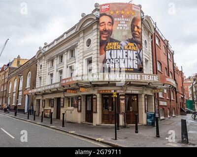 El teatro de amabassadors en el distrito de teatros del West End de Londres con la producción RSC de Kunene y el rey corriendo con Antony Sher y John Kani. Foto de stock