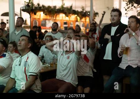 Aficionados ingleses al fútbol viendo la final de EURO20 entre Inglaterra e Italia en un pub en Vauxhall, Londres, Inglaterra, Reino Unido Foto de stock