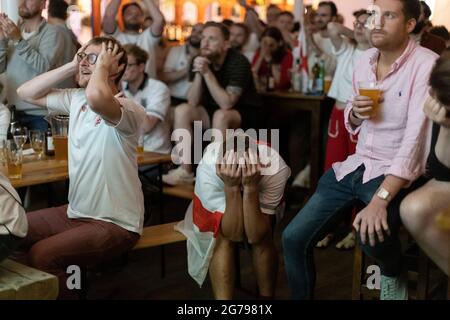 Aficionados ingleses al fútbol viendo la final de EURO20 entre Inglaterra e Italia en un pub en Vauxhall, Londres, Inglaterra, Reino Unido Foto de stock