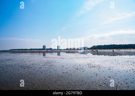 Mar de Wadden del Mar del Norte con playa y hoteles en el fondo en Sahlenburg, Cuxhaven Foto de stock