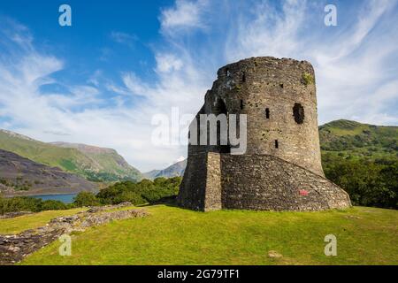 El castillo de Dolbadarn guarda el paso de Llanberis, Gwynedd, Gales del Norte Foto de stock