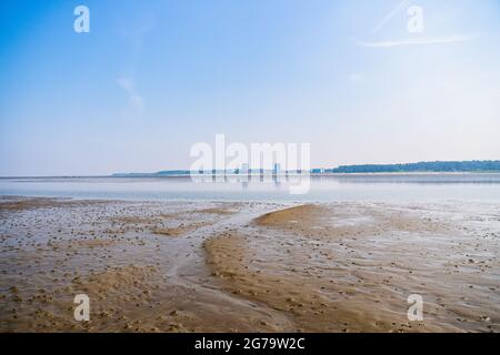 Mar de Wadden del Mar del Norte con playa y hoteles en el fondo en Sahlenburg, Cuxhaven Foto de stock