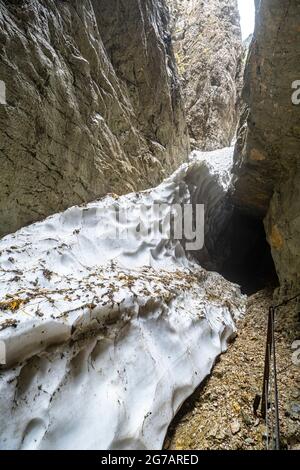 Vista a través de las paredes rocosas y el hielo glaciar en el Höllentalklamm, Grainau, Alta Baviera, Alemania Foto de stock