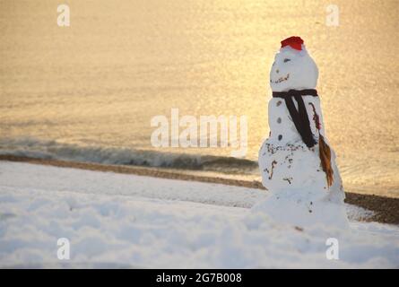 Muñeco de nieve en la playa de Brighton. Brighton, East Sussex, Inglaterra Foto de stock