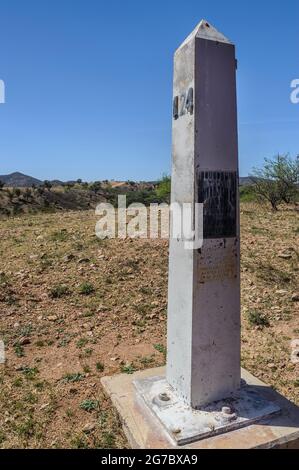 La imagen muestra un monumento histórico en la frontera con México, al oeste de Nogales Arizona y Nogales Sonora México . La valla real está justo fuera de vi Foto de stock