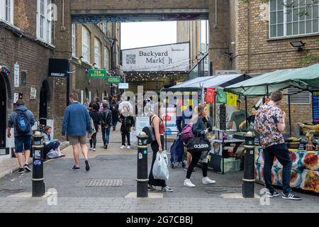 Londres - 2021 de julio: Mercado de patio trasero en Brick Lane en Shoreditch Foto de stock