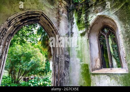 La ruina de St Dunstan en la iglesia del este dañada en el Blitz, ahora convertido en un jardín público, Londres, Reino Unido Foto de stock