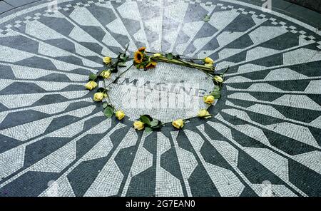 Homenaje de flores amarillas a John Lennon en el monumento conmemorativo de Strawberry Fields, en Central Park, en la ciudad de NewYork. Foto de stock