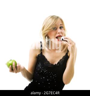 Alimentación y nutrición saludable - Mujer comiendo dulces en lugar de manzana Foto de stock