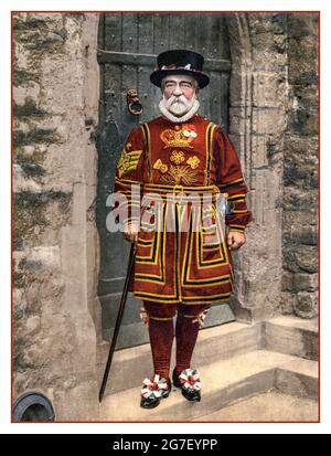 TORRE DE LONDRES VICTORIAN BEEFEATER [una mujer de la guardia en uniforme ceremonial tradicional (Beefeater), Londres, Inglaterra] Fecha de creación/publicación: [Entre aprox. 1890 y aprox. 1900]. : Fotocroma, color.