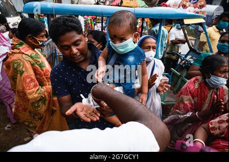 Tehatta, India. 12th de julio de 2021. Un gran número de niños se vieron afectados por el coronavirus en la segunda onda en comparación con la primera. La proporción de infecciones que se producen en los jóvenes aumenta en los países en los que muchos adultos están vacunados, y a medida que se intensifican los debates sobre los beneficios de vacunar a los niños. (Foto de Soumyabrata Roy/Pacific Press) Crédito: Pacific Press Media Production Corp./Alamy Live News Foto de stock