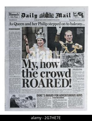 Una página delantera histórica de la reproducción del correo diario con el título Cómo la muchedumbre rugió, sobre el matrimonio de la reina Elizabeth y del príncipe PHI de 1953 Foto de stock