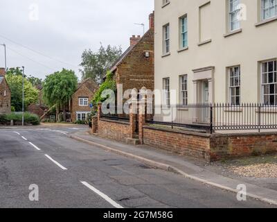 Vista de la calle del pueblo de Wootton, Northampton, Reino Unido Foto de stock