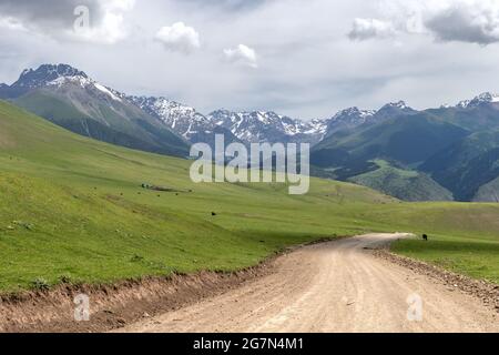 White Water Valley, AK Suu Valley, cerca de Issyk Kul, y Terskey Alatau o Terskey Ala-too cadena montañosa en las montañas Tian Shan, Kirguistán