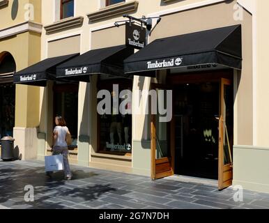 Timberland Shop en Las Rozas outlet shopping un comprador caminando por Madrid España Fotografía de - Alamy