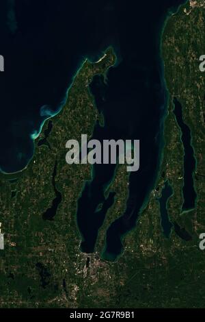 Grand Traverse Bay, una profunda bahía del Lago Michigan, visto desde el espacio - Contiene datos modificados de Copernicus Sentinel (2020) Foto de stock