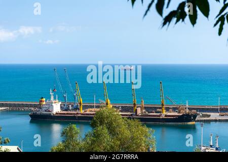 Vista de gran angular del puerto de Skikda, contenedores de transporte, buque petrolero. Foto de stock