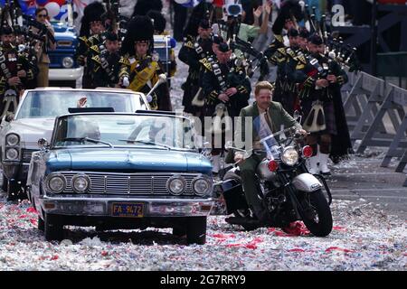 Un doble cuerpo para Boyd Holbrook se ve en moto durante una escena de desfile en St Vincent Street en el centro de la ciudad de Glasgow durante el rodaje de lo que se cree que es la nueva película de Indiana Jones 5 protagonizada por Harrison Ford. Fecha de la foto: Viernes 16 de julio de 2021. Foto de stock