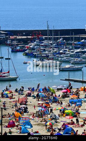 Lyme Regis, Reino Unido. 16th de julio de 2021. UK Weather.Lyme Regis playa está lleno de turistas en uno de los días más calurosos hasta ahora. Crédito de la foto: Robert Timoney/Alamy Live News