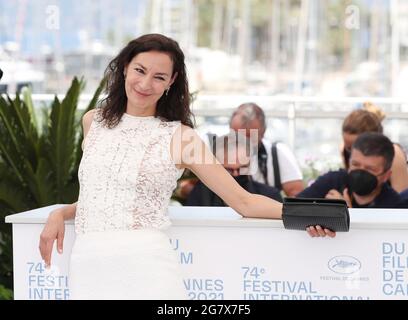 Cannes, Francia. 16th de julio de 2021. La actriz francesa Jeanne Balibar posará durante una fotollamada para la película 'Memoria' en la edición 74th del Festival de Cannes en Cannes, al sur de Francia, el 16 de julio de 2021. Crédito: Gao Jing/Xinhua/Alamy Live News