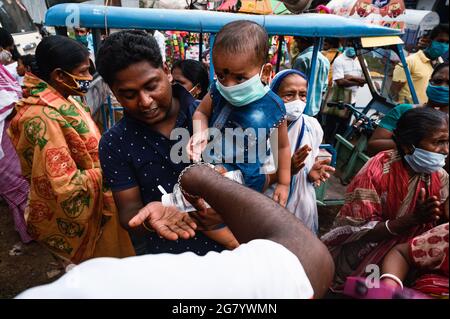 Un gran número de niños se vieron afectados por el coronavirus en la segunda onda en comparación con la primera. La proporción de infecciones que se producen en los jóvenes aumenta en los países donde muchos adultos están vacunados y a medida que se intensifican los debates sobre los beneficios de vacunar a los niños. Tehatta, Bengala Occidental; India. Foto de stock