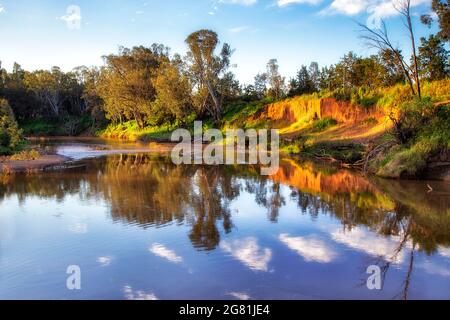 Ríos tranquilos y lentos del río Macquarie en la ciudad de Dubbo, en las Grandes Llanuras Occidentales, Australia.