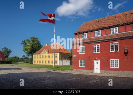 Kastellet edificios de la fortaleza y la Casa del Comandante con la bandera de Dinamarca - Copenhague, Dinamarca Foto de stock